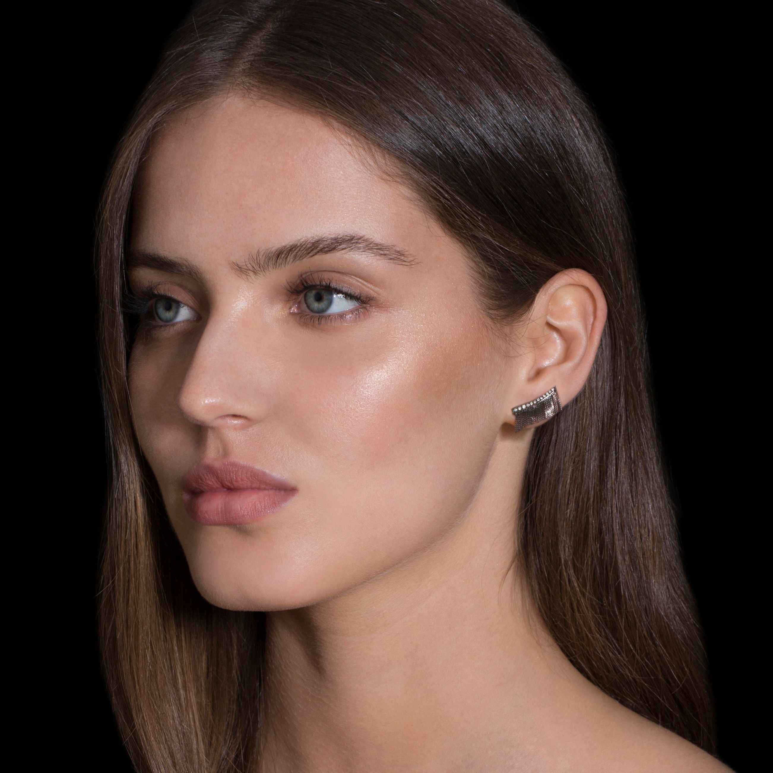 Brinco Love Ny De Ouro Branco 18K Com Ródio Negro E Diamante