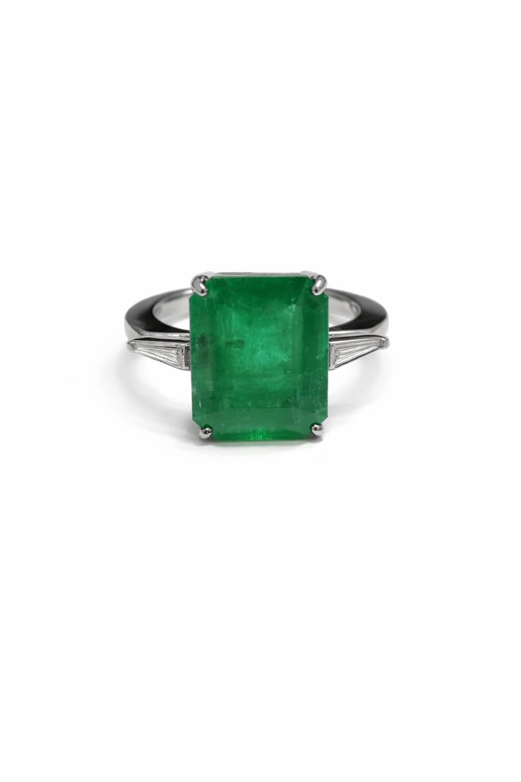 Anel Clássico Esmeralda | Ouro Branco 18K com Esmeralda e Diamantes