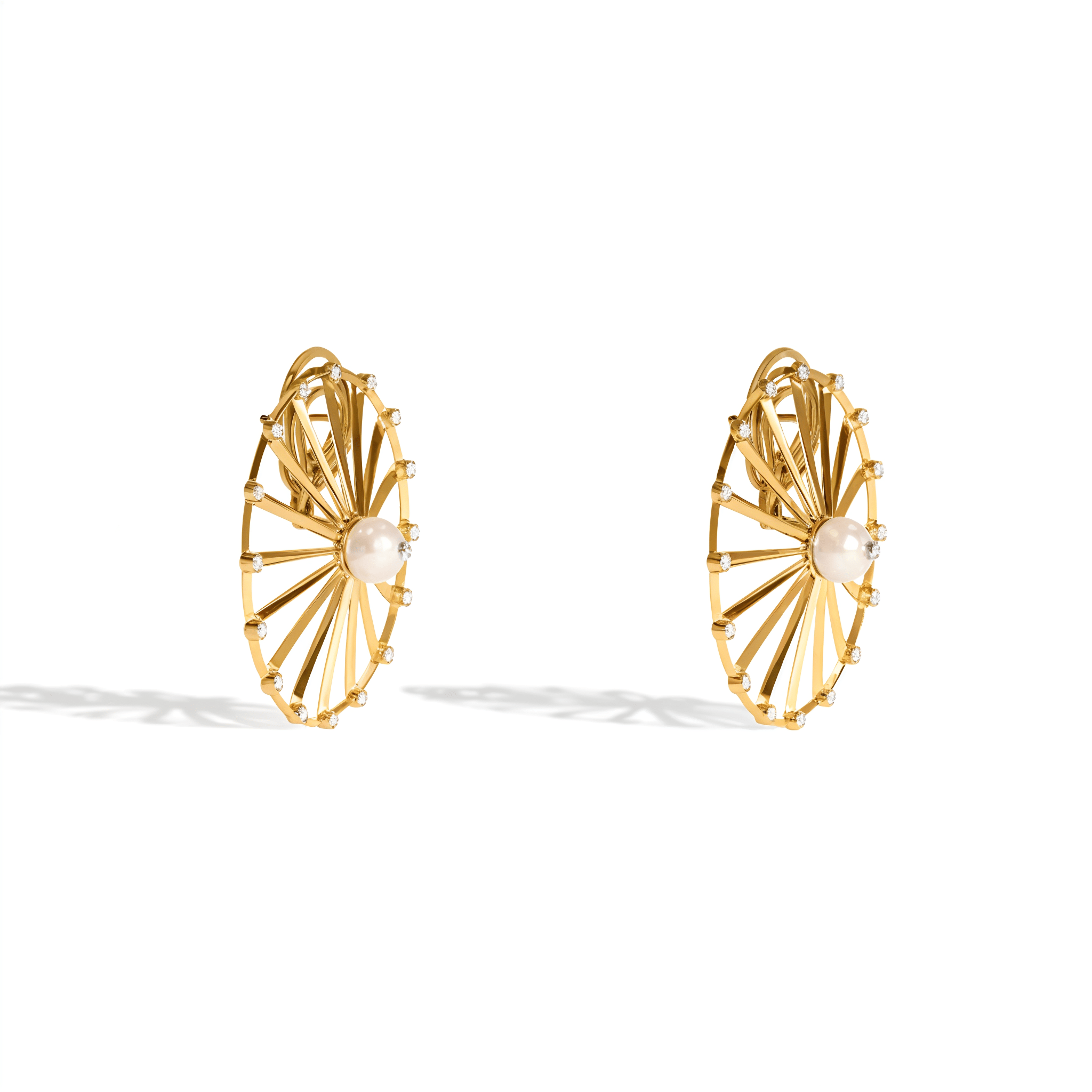 BRINCO SHINE M | OURO AMARELO 18K COM PÉROLA E DIAMANTES - Jack Vartanian - Lóbulo