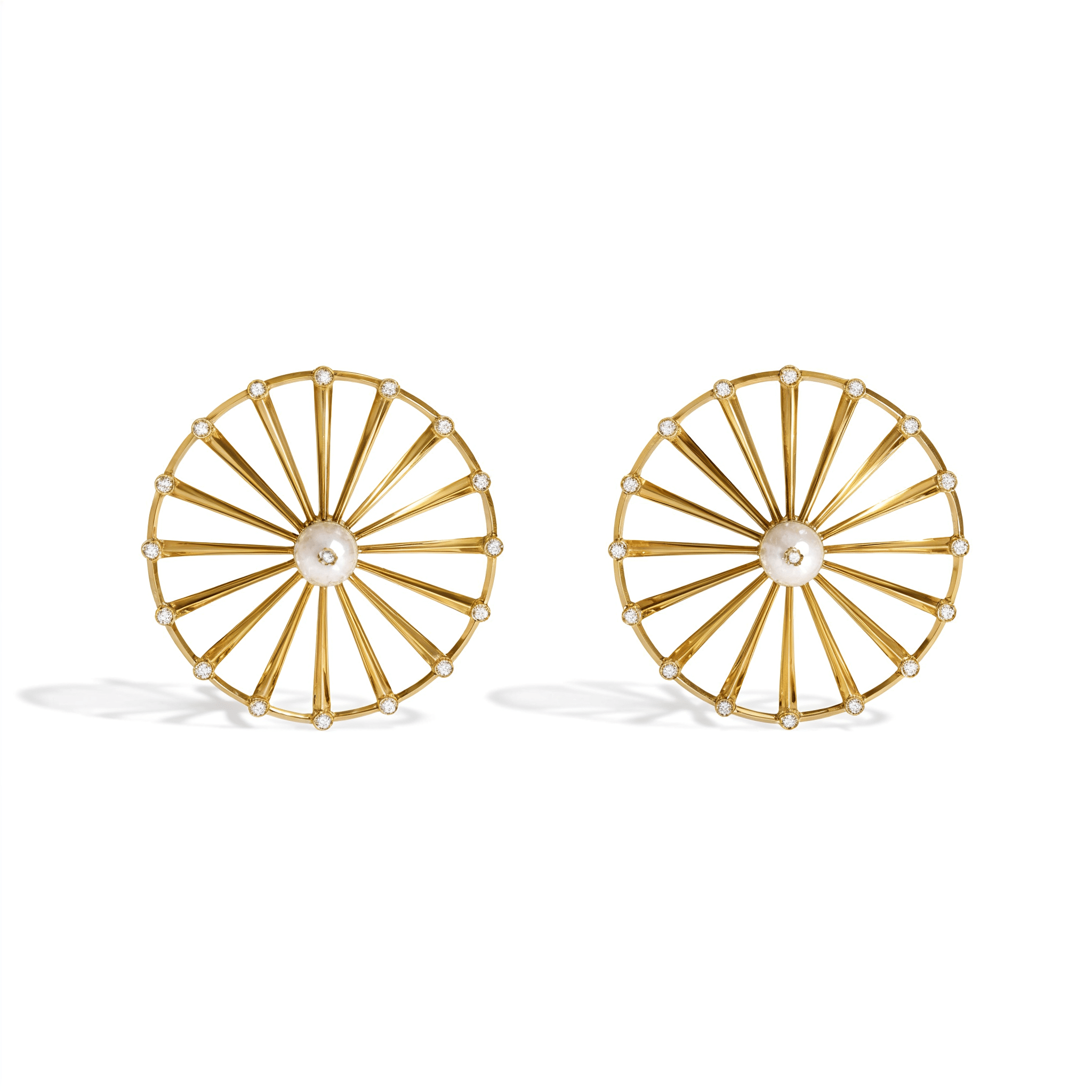 BRINCO SHINE M | OURO AMARELO 18K COM PÉROLA E DIAMANTES - Jack Vartanian - Lóbulo