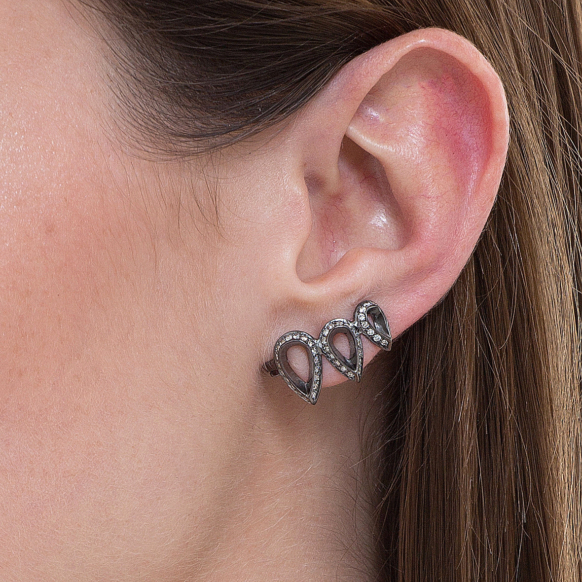 Brinco Ear Cuff Lifestyle De Ouro Branco 18K Com Ródio Negro E Diamante
