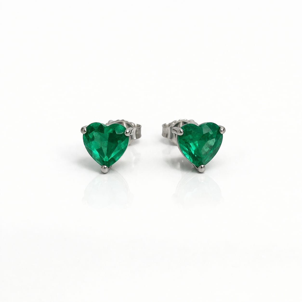 Brinco Especial Solitário Coração | Ouro Branco 18K com Ródio Negro e Esmeralda - Jack Vartanian - Ear Cuffs